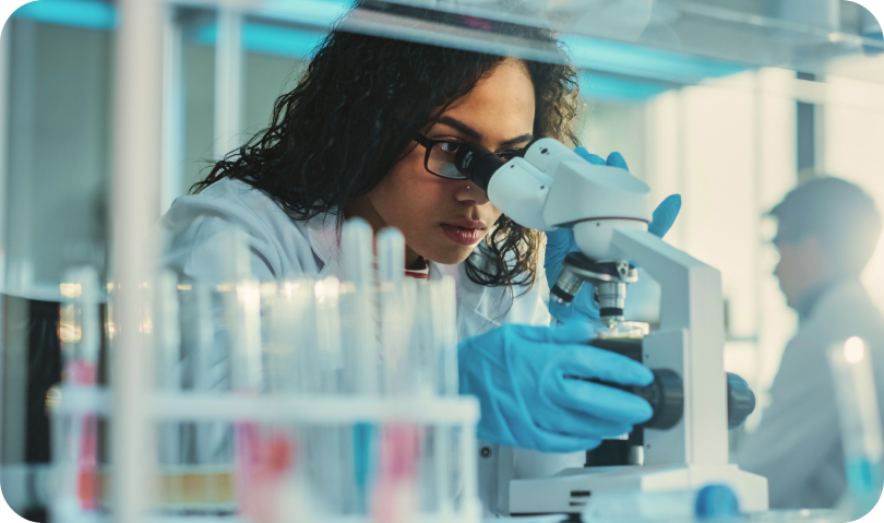 Pesquisa, Desenvolvimento & Inovação (PD&I) - Nosso PD&I desenvolve soluções tailor-made, realiza testes laboratoriais para avaliar desempenho e shelf life e conduz análises microbiológicas e físico-químicas para garantir segurança e eficácia.
