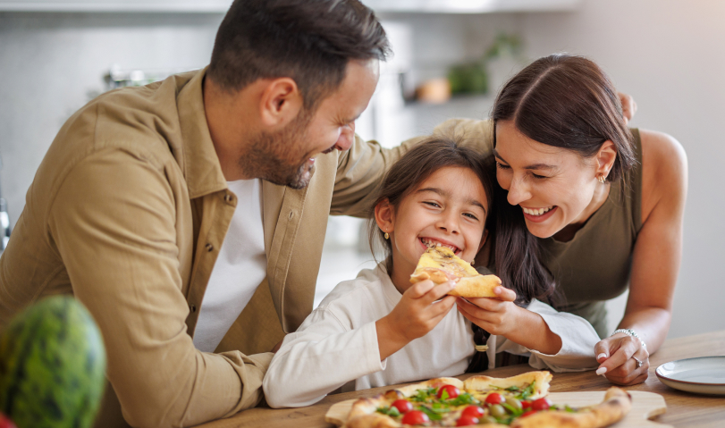 Família comendo pizza